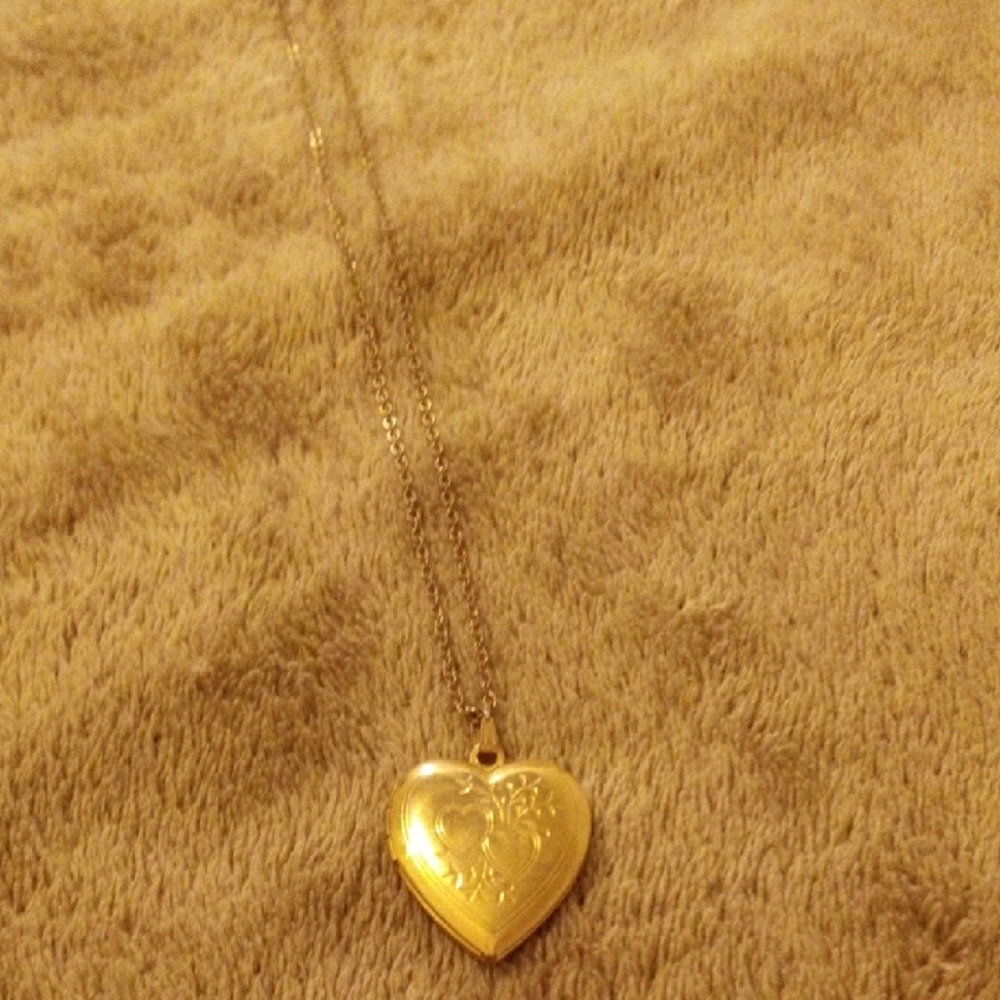 Elegant Gold Heart Pendant Necklace - Picture 3 of 5